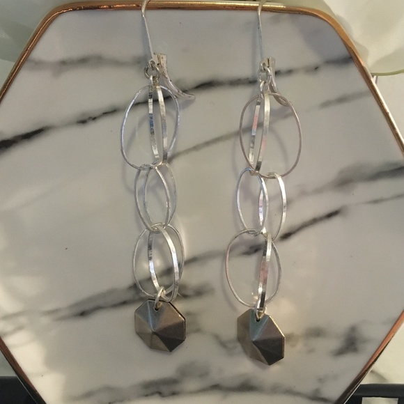 🌷SALE🌷 Silver Link Dangle Earrings - Picture 4 of 8